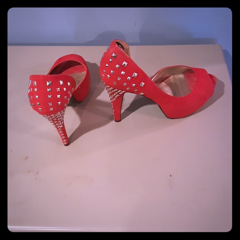 Peep toe pumps